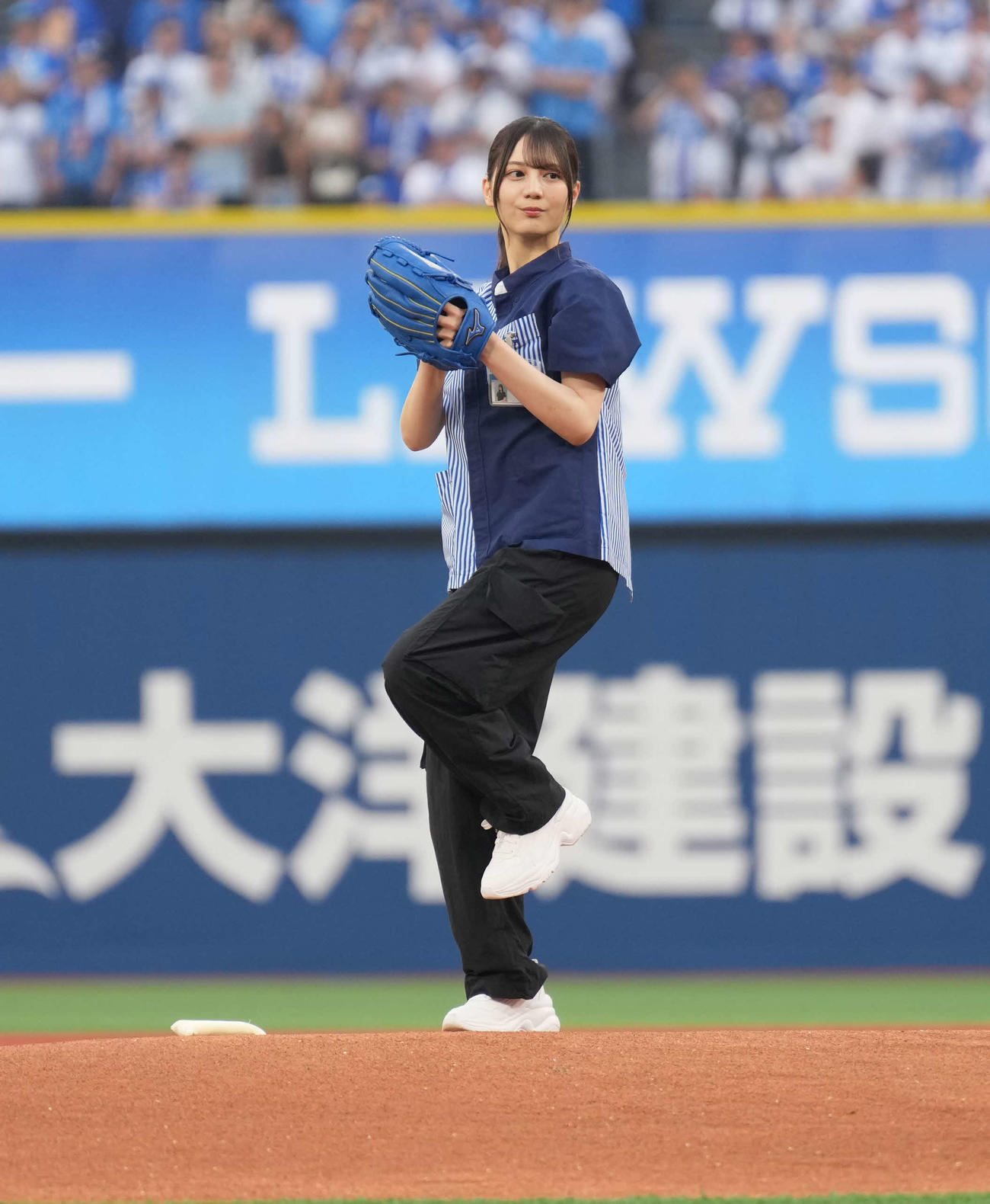 DeNA対阪神　始球式を務めた日向坂46の小坂菜緒（撮影・井上学）