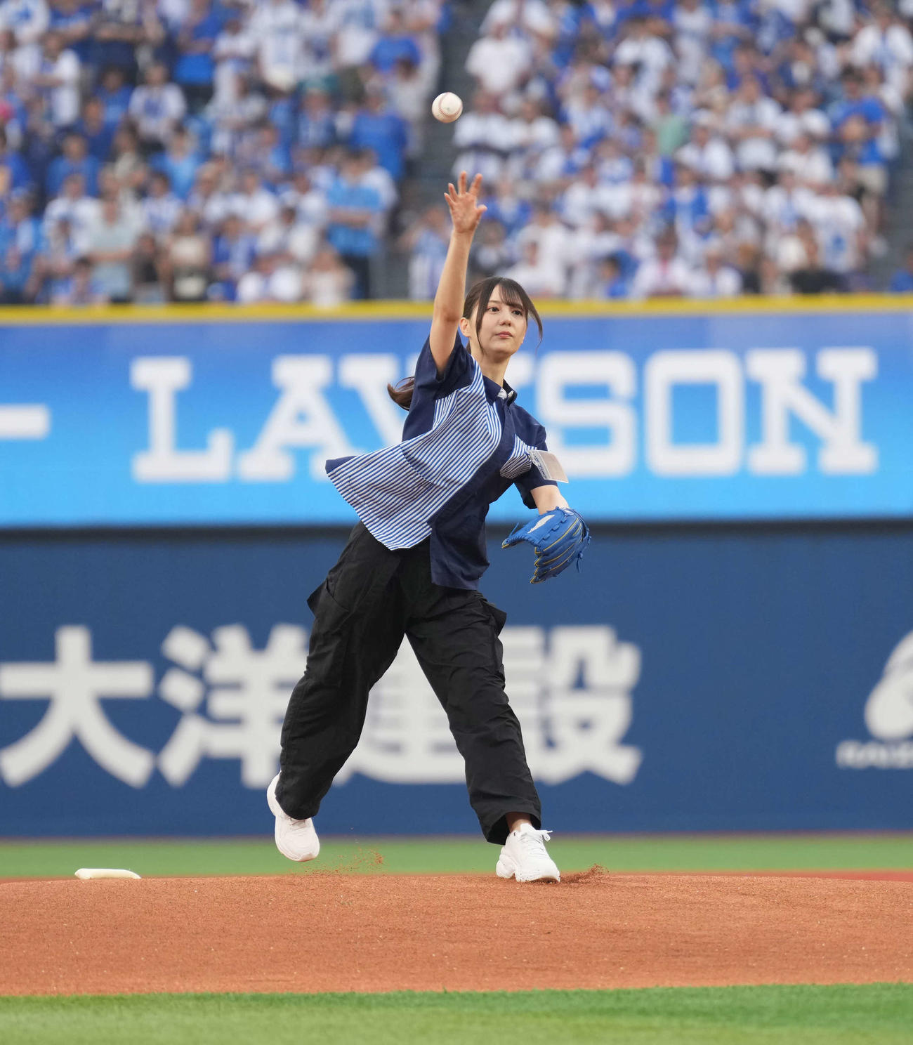 DeNA対阪神　始球式を務めた日向坂46の小坂菜緒（撮影・井上学）