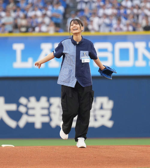 DeNA】勝利の女神に…日向坂46小坂菜緒がノーバン始球式 ポニーテールに
