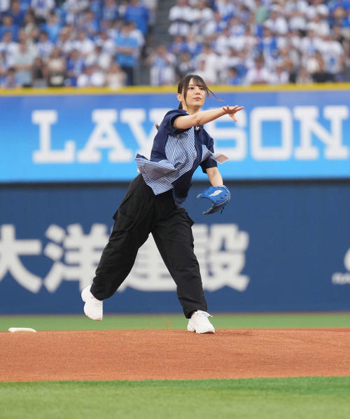 DeNA】勝利の女神に…日向坂46小坂菜緒がノーバン始球式 ポニーテールに