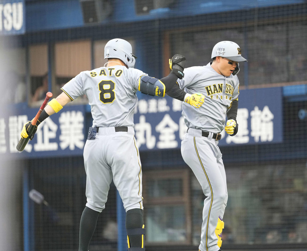 DeNA対阪神　1回表阪神1死一塁、2点本塁打を放ち生還した森下（右）は佐藤輝とハイタッチ（撮影・井上学）