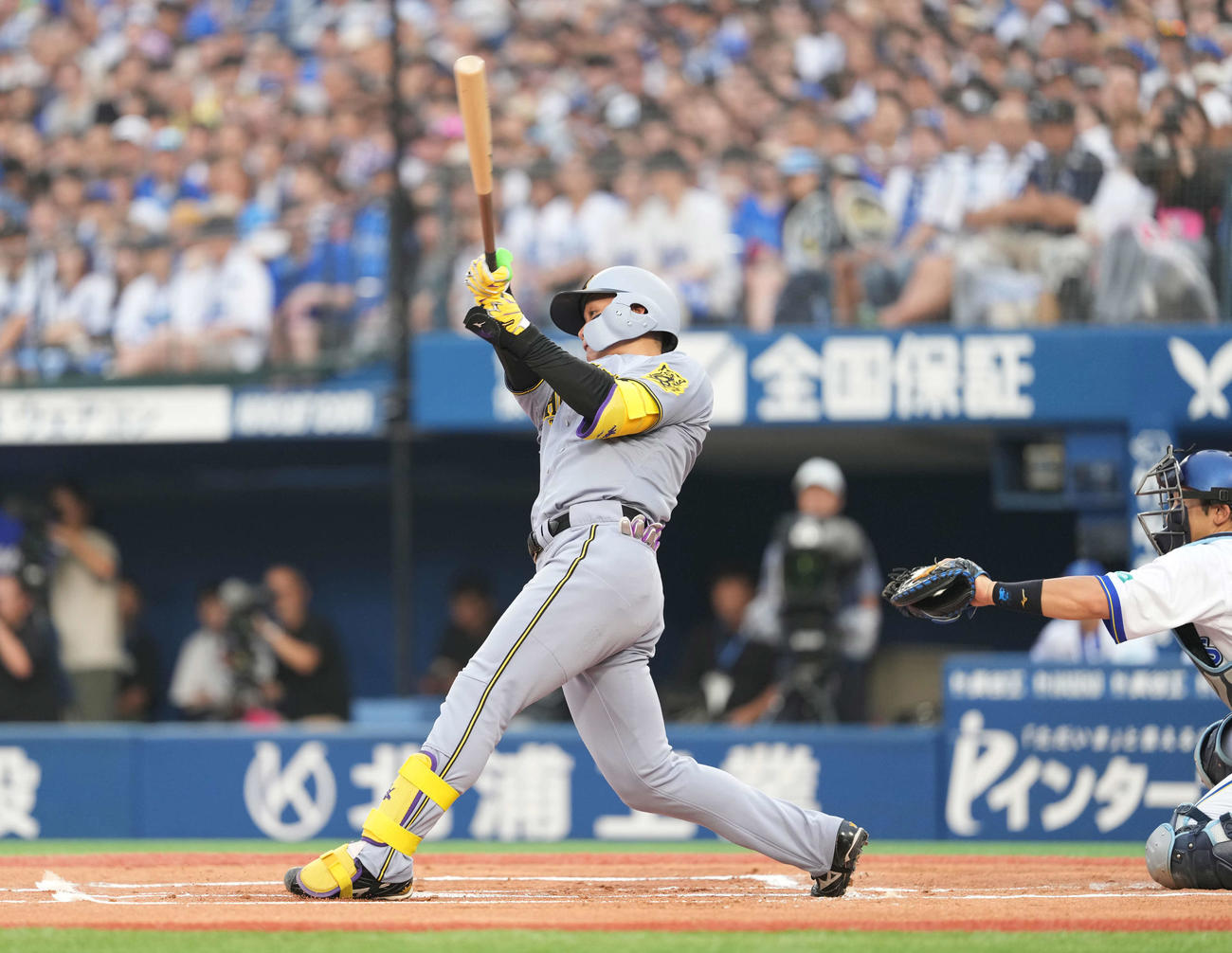 DeNA対阪神　1回表阪神1死一塁、2点本塁打を放つ森下（撮影・井上学）