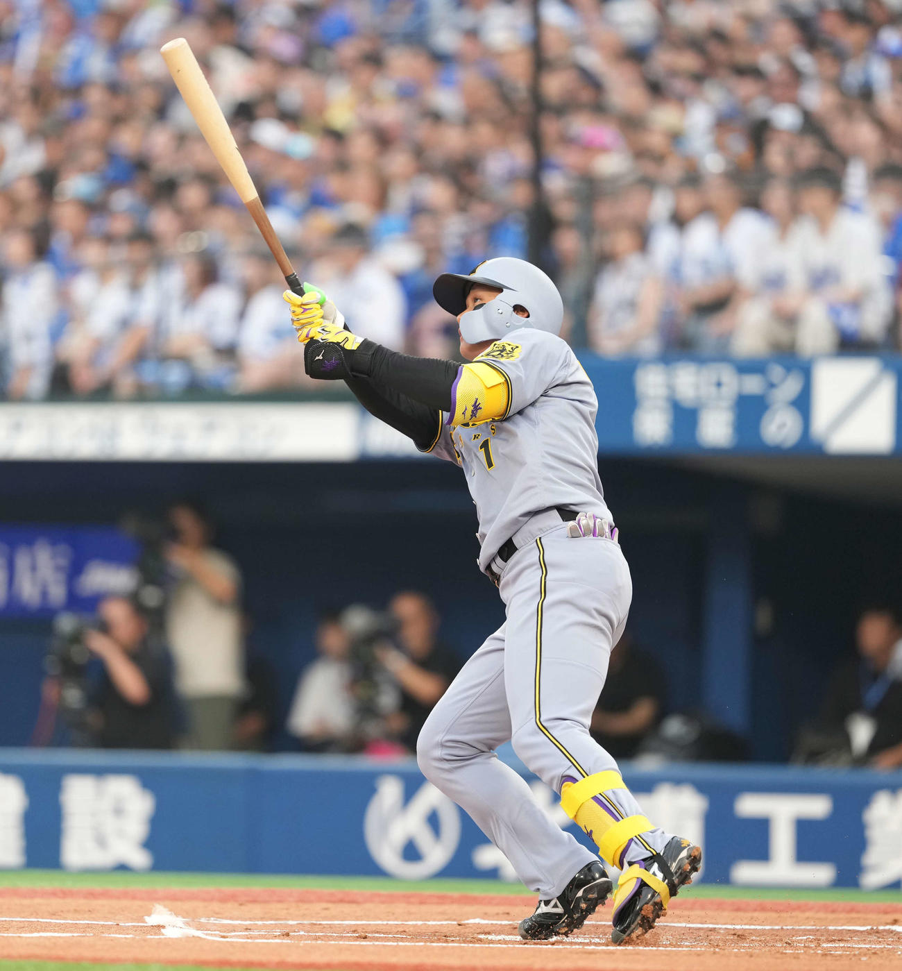 DeNA対阪神　1回表阪神1死一塁、2点本塁打を放つ森下（撮影・井上学）