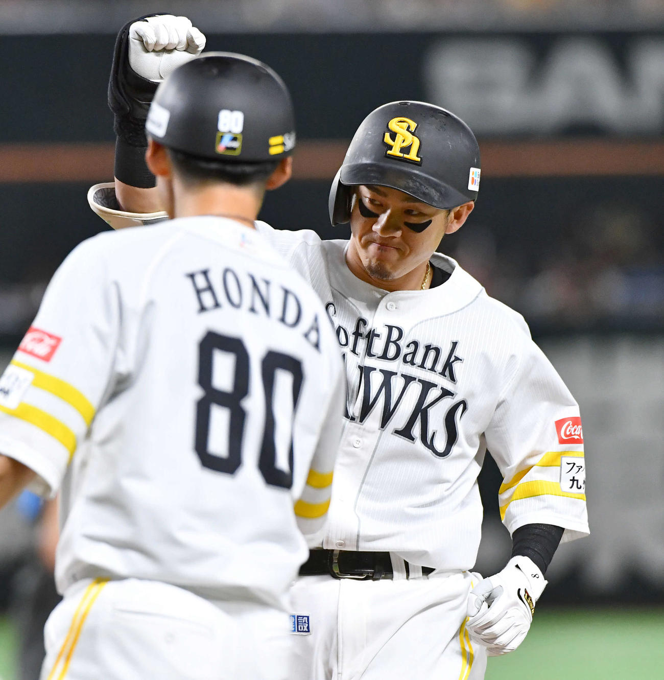 ソフトバンク対西武　2回裏ソフトバンク2死一、三塁、中前へ同点適時打を放ち、ベンチに向かってガッツポーズする牧原大（撮影・岩下翔太）
