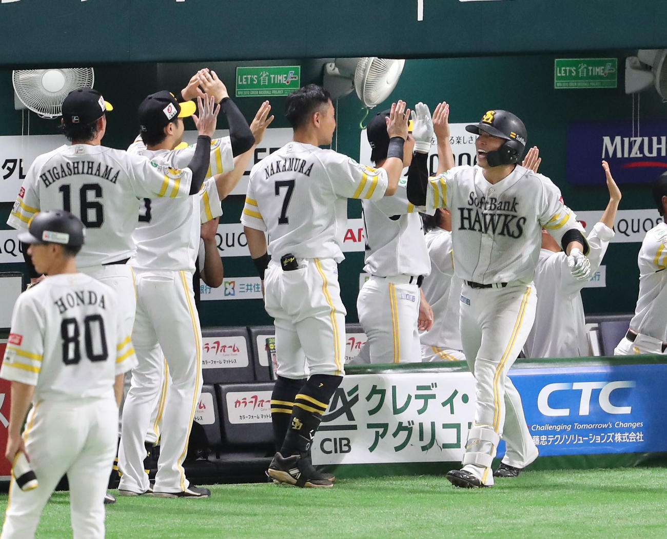 ソフトバンク対西武　4回裏ソフトバンク2死一塁、野村は左越えに勝ち越しとなる2点本塁打を放ちベンチのナインとハイタッチ（撮影・梅根麻紀）