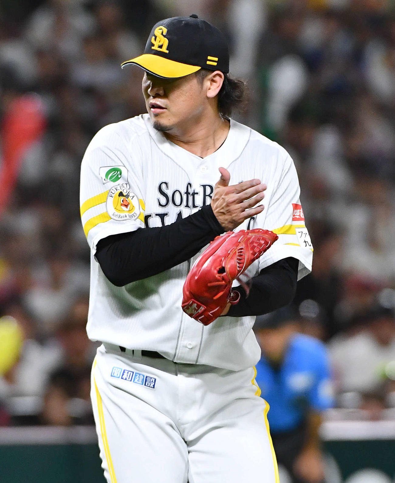 ソフトバンク対西武　9回表西武2死一塁、山村を見逃し三振に抑え、グラブをたたく杉山（撮影・岩下翔太）