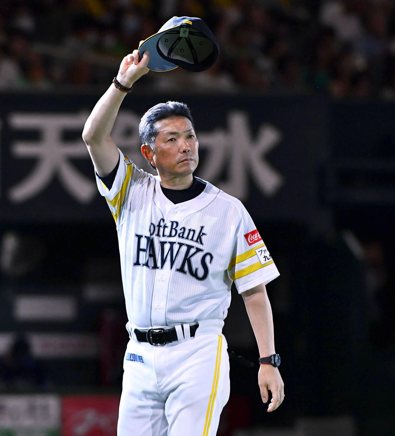 ソフトバンク対西武　西武に勝利し、ファンに一礼する小久保監督（撮影・岩下翔太）