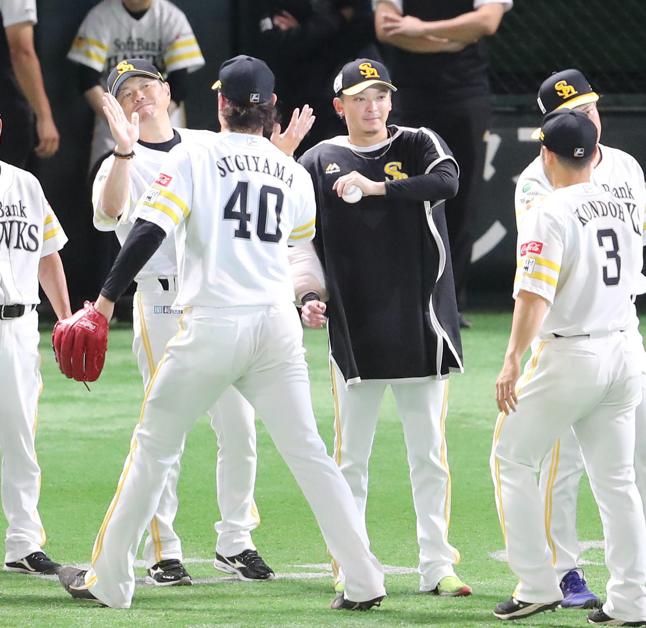 ソフトバンク対西武　西武に連勝しベンチ前でナインを出迎える小久保監督と東浜（撮影・梅根麻紀）