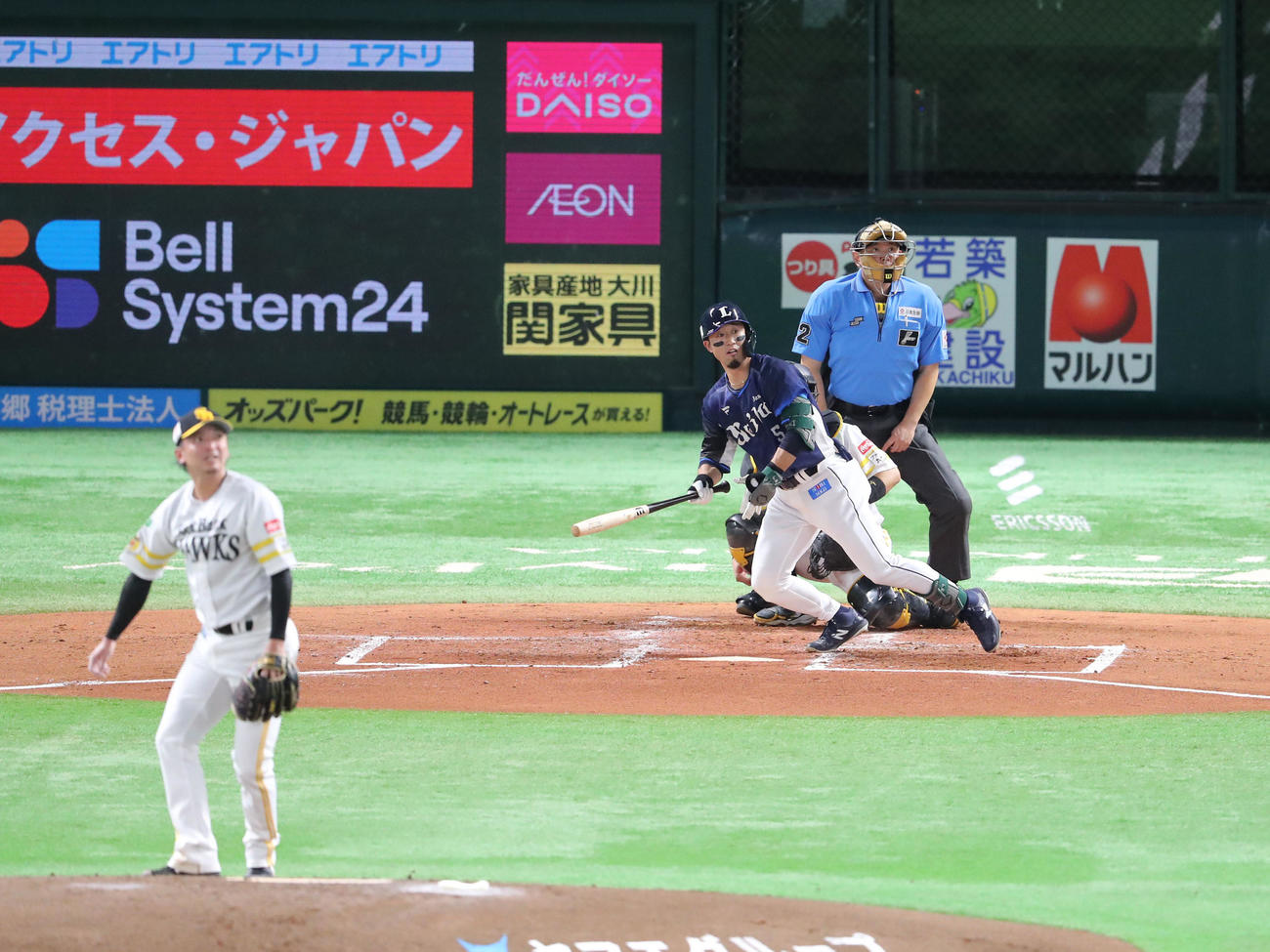 ソフトバンク対西武　2回表西武2死、外崎は左越えに先制本塁打を放つ（撮影・梅根麻紀）