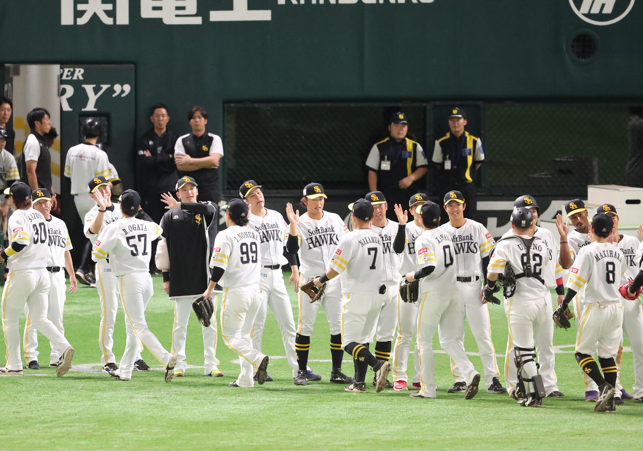 ソフトバンク対西武　西武に連勝しベンチ前でナインを出迎える小久保監督と東浜（撮影・梅根麻紀）