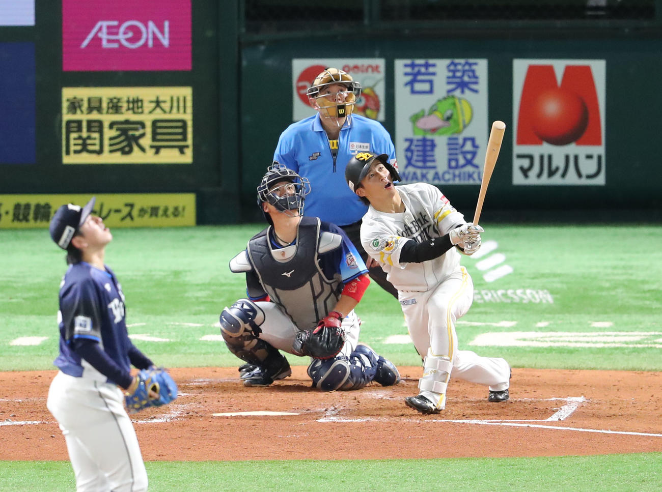 ソフトバンク対西武　4回裏ソフトバンク2死一塁、野村は左越えに勝ち越しとなる2点本塁打を放つ（撮影・梅根麻紀）