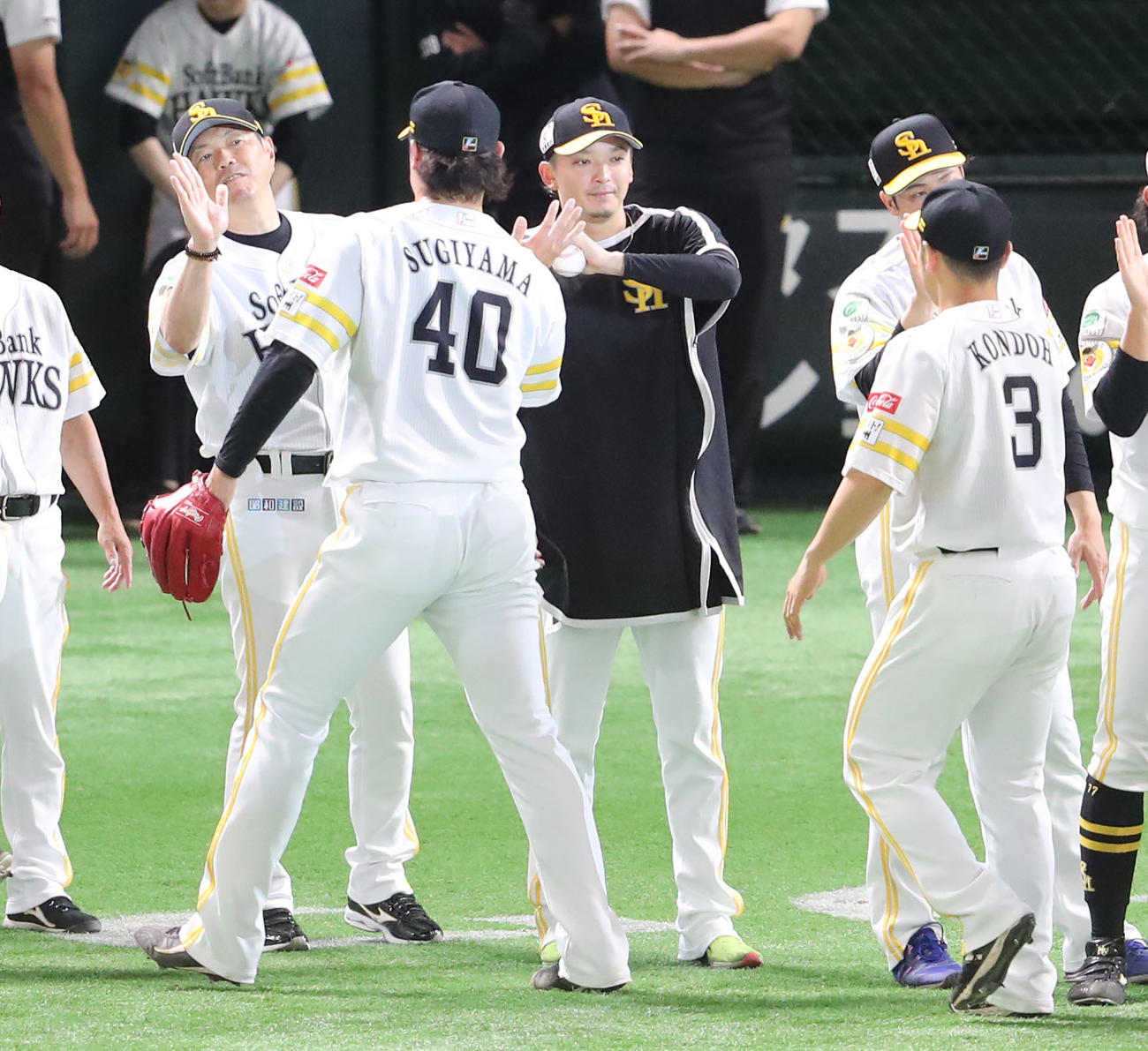 ソフトバンク対西武　西武に連勝しベンチ前でナインを出迎える小久保監督と東浜（撮影・梅根麻紀）