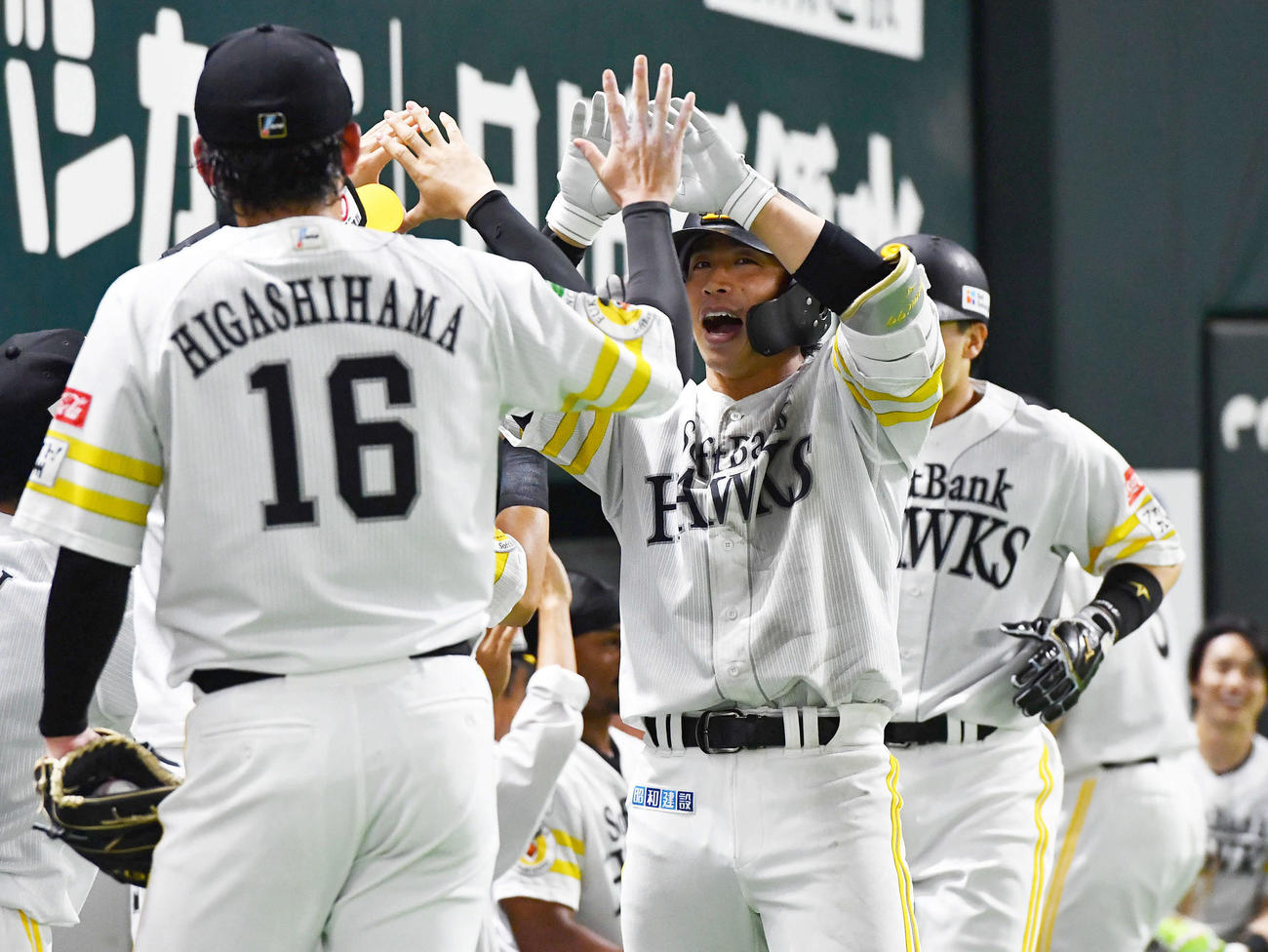 ソフトバンク対西武　4回裏ソフトバンク2死一塁、勝ち越しの左越え2点本塁打を放った野村（右から2人目）は笑顔でポーズを決める（撮影・岩下翔太）
