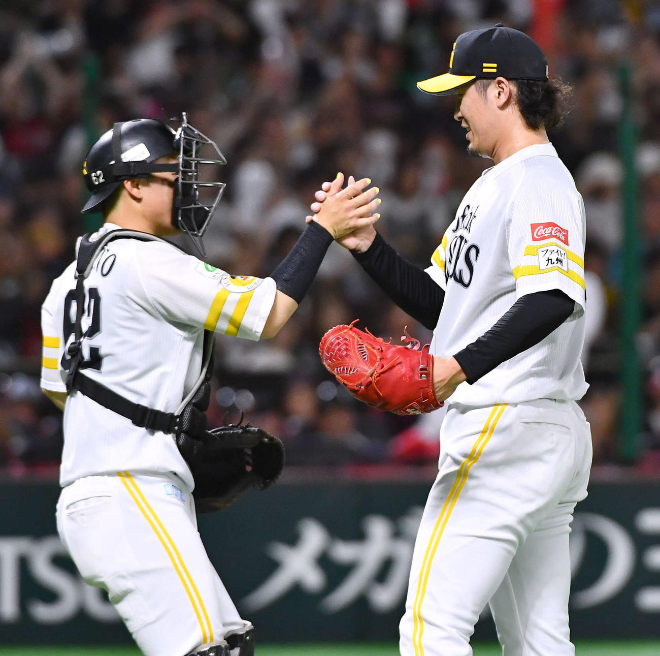 ソフトバンク対西武　最終回を締めた杉山（右）は海野と握手を交わす（撮影・岩下翔太）