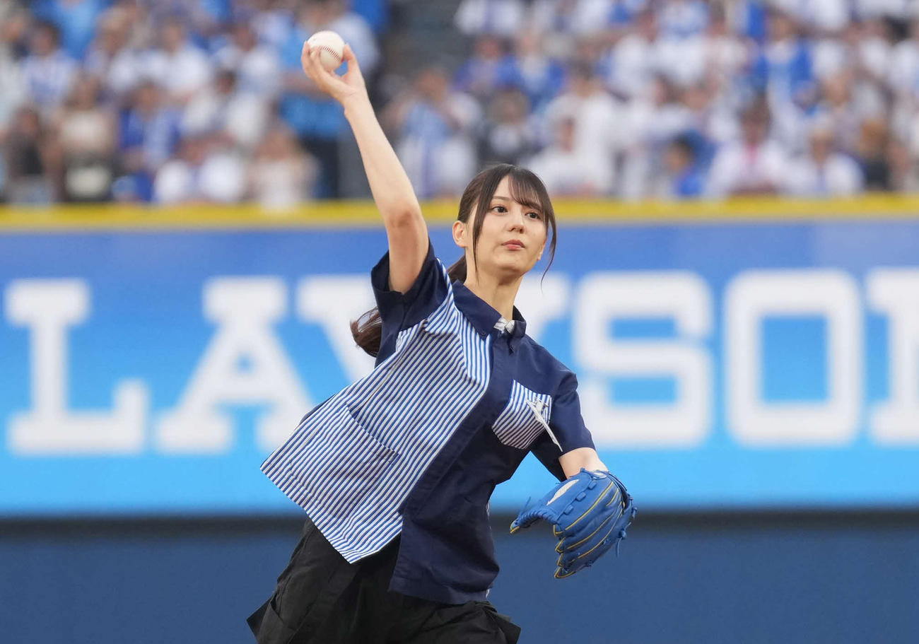 DeNA対阪神　始球式を務めた日向坂46の小坂菜緒（撮影・井上学）