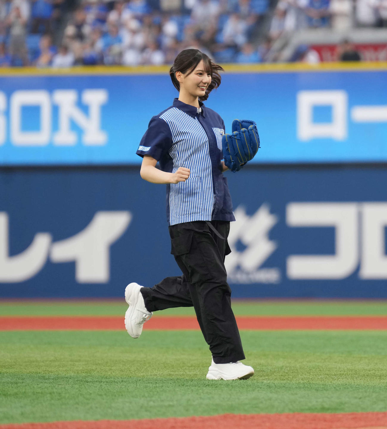 DeNA対阪神　始球式を務めた日向坂46の小坂菜緒（撮影・井上学）