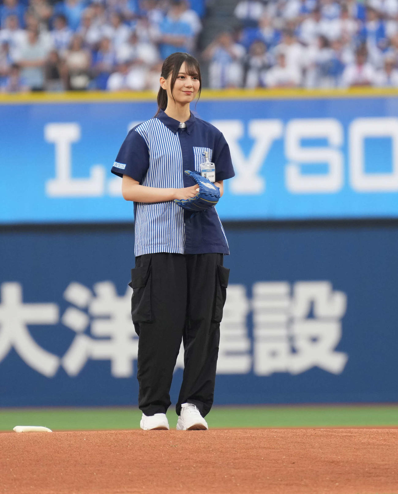 DeNA対阪神　始球式を務めた日向坂46の小坂菜緒（撮影・井上学）