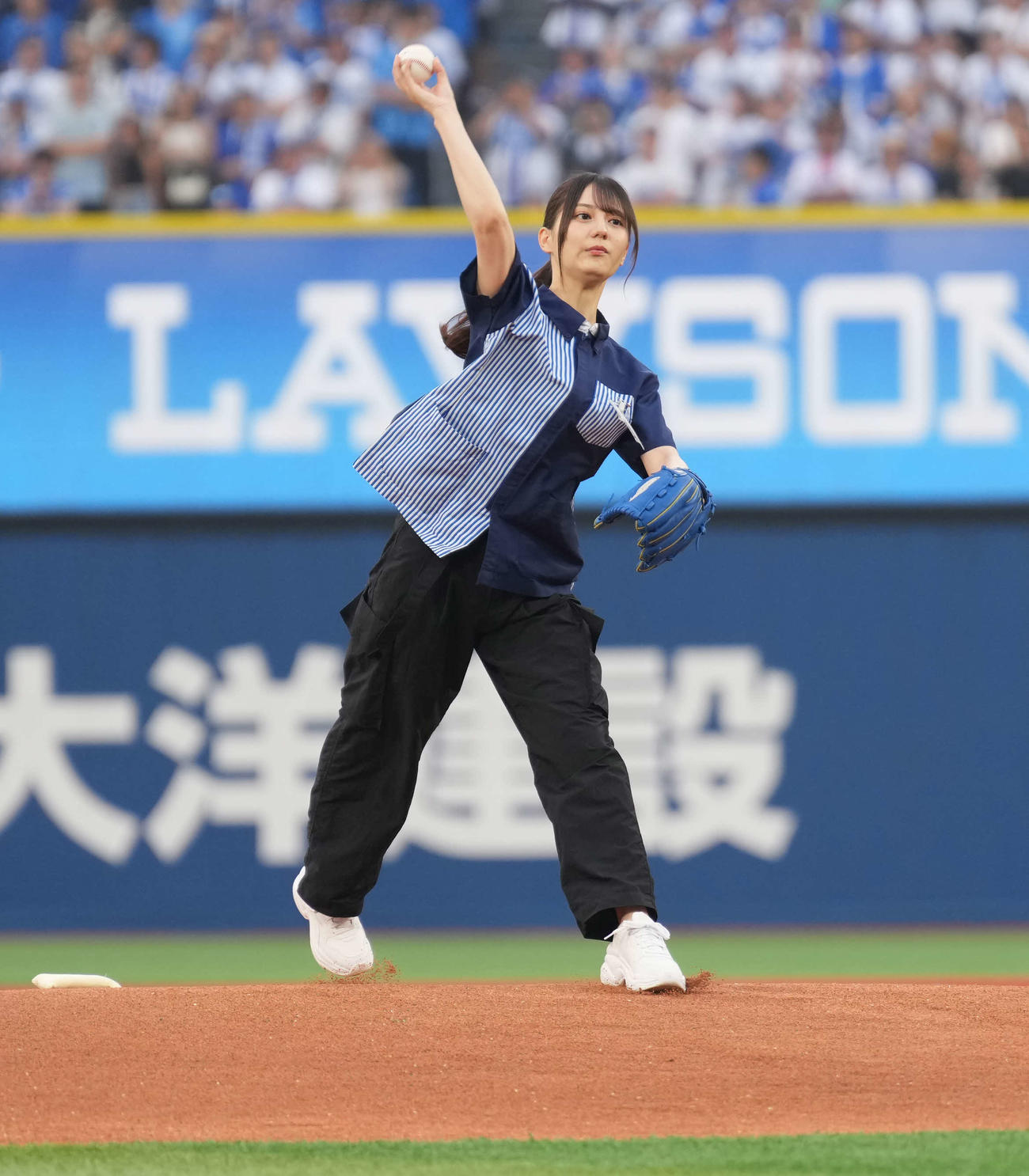 DeNA対阪神　始球式を務めた日向坂46の小坂菜緒（撮影・井上学）