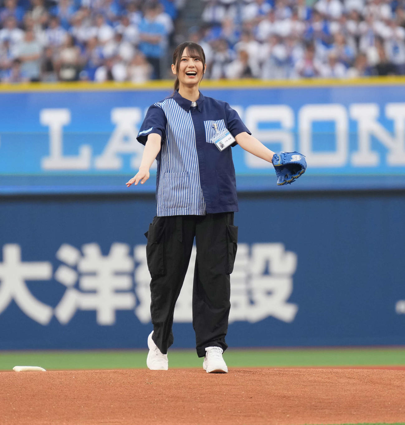DeNA対阪神　始球式を務めた日向坂46の小坂菜緒（撮影・井上学）