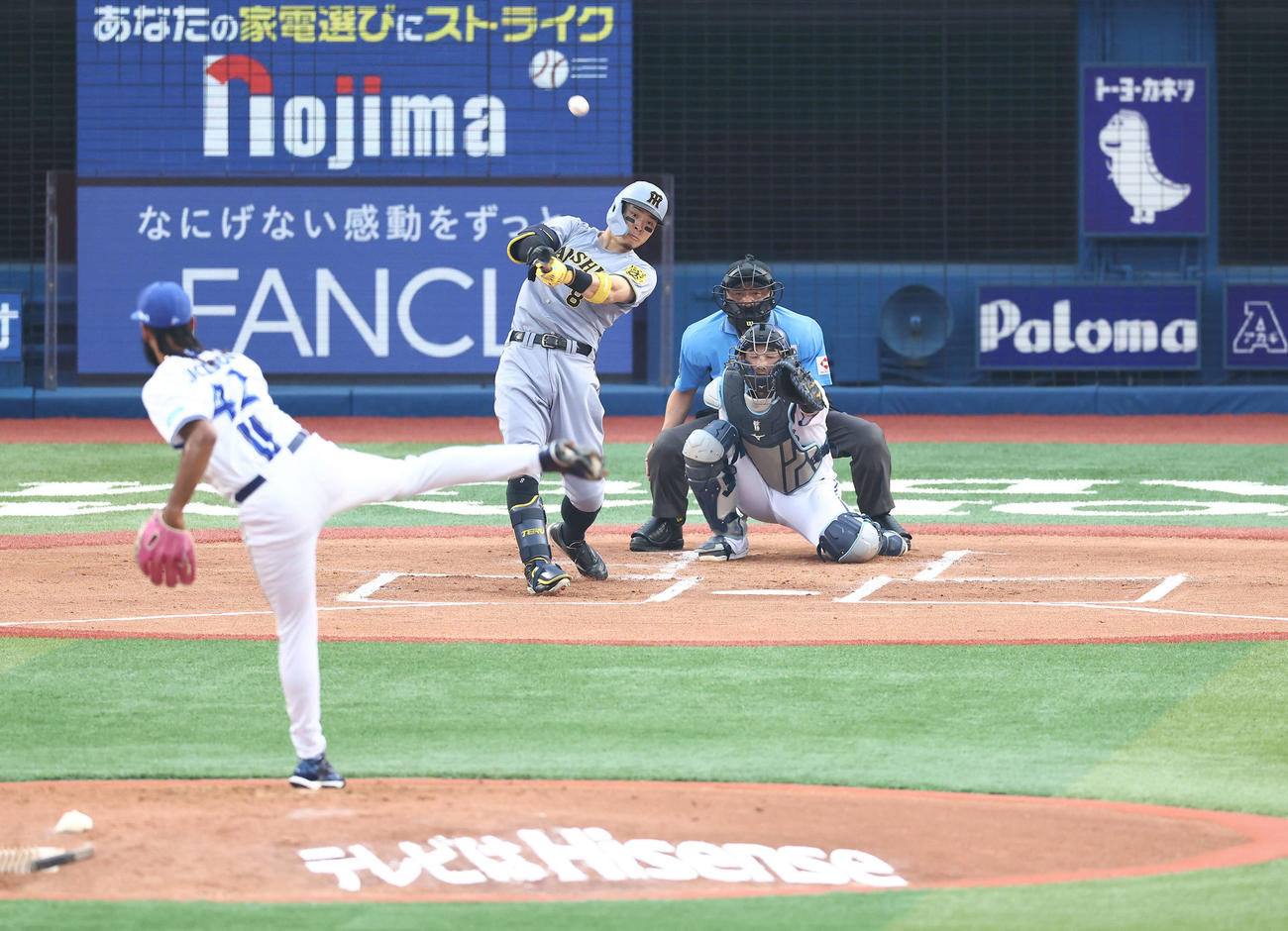DeNA対阪神　1回表阪神1死、ソロ本塁打を放つ佐藤輝。投手ジャクソン（撮影・河田真司）