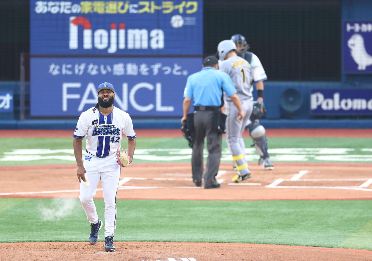 DeNA対阪神　1回表阪神1死一塁、森下に左中間先制2点本塁打を浴びるジャクソン（撮影・河田真司）