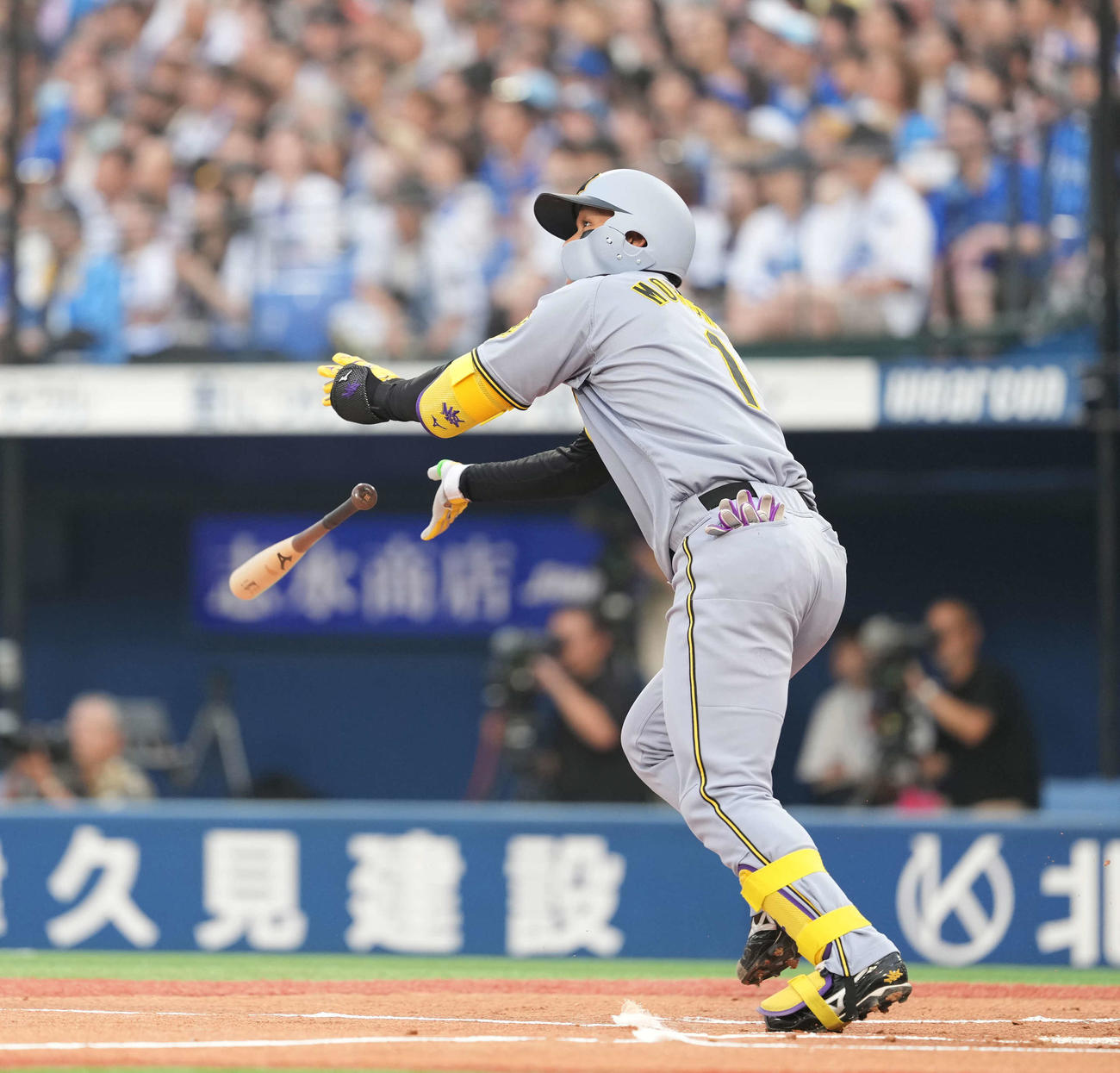 DeNA対阪神　1回表阪神1死一塁、2点本塁打を放つ森下（撮影・井上学）