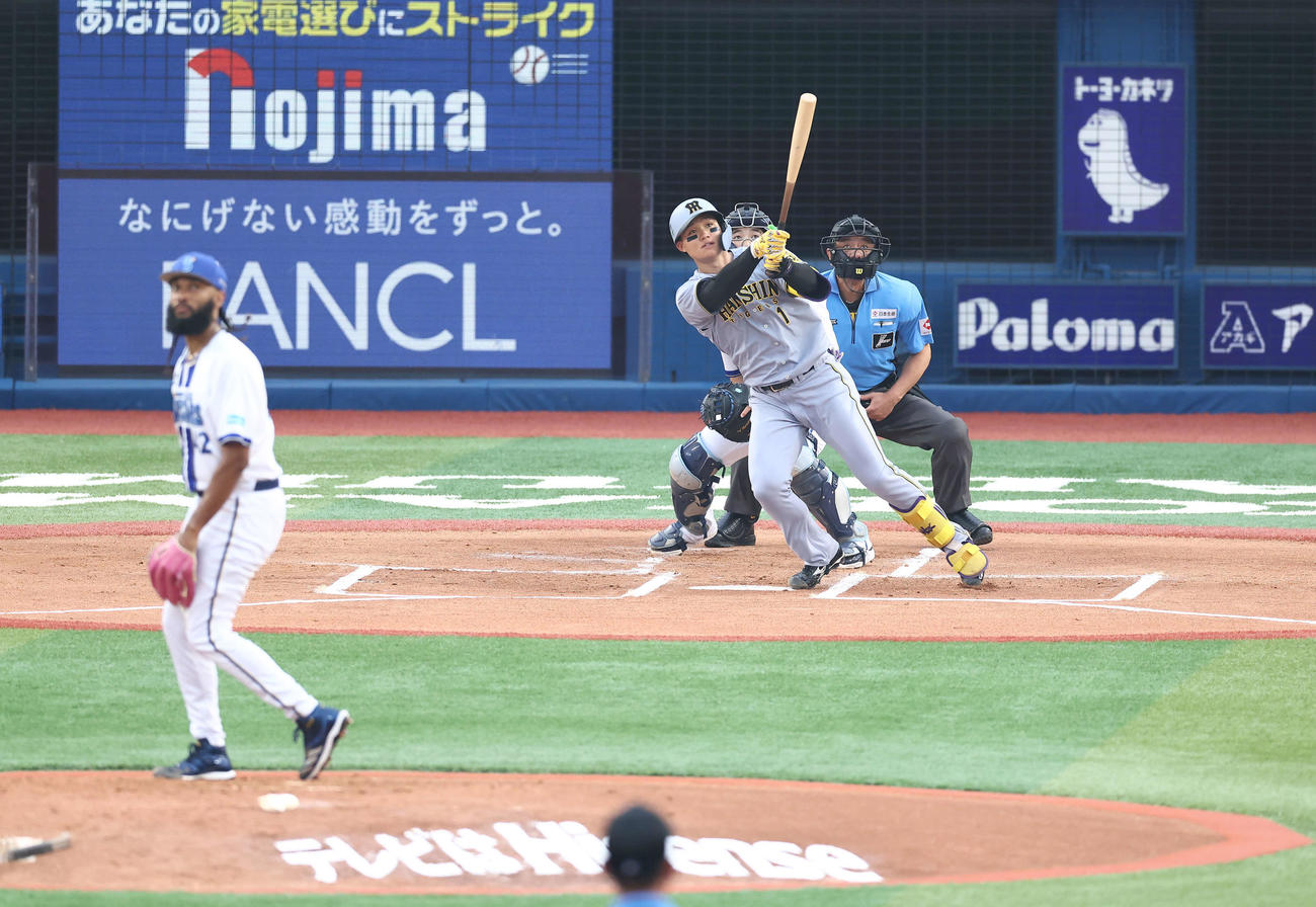 DeNA対阪神　1回表阪神1死一塁、左中間に先制2点本塁打を放つ森下翔太。投手ジャクソン（撮影・河田真司）