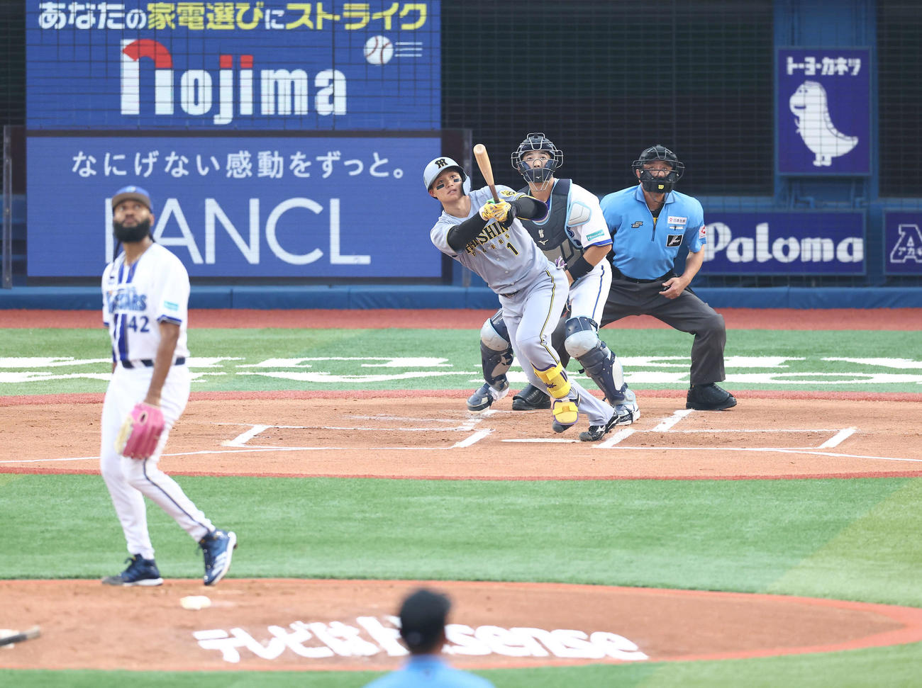 DeNA対阪神　1回表阪神1死一塁、左中間に先制2点本塁打を放つ森下翔太。投手ジャクソン（撮影・河田真司）
