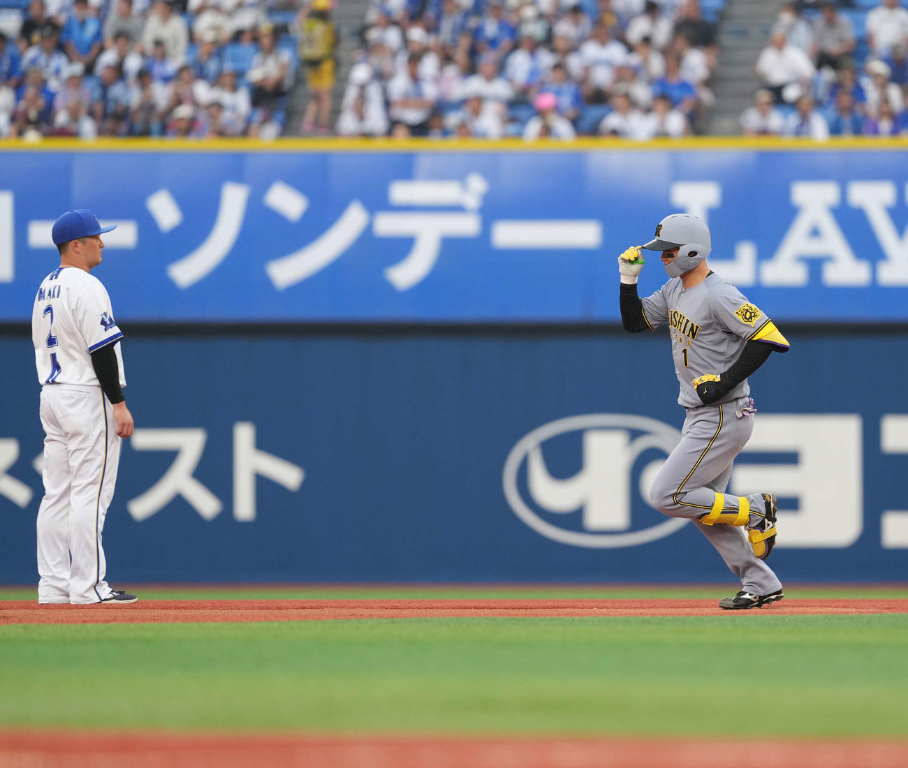 DeNA対阪神　1回表阪神1死一塁、2点本塁打を放ち牧（左）にあいさつする森下（撮影・井上学）
