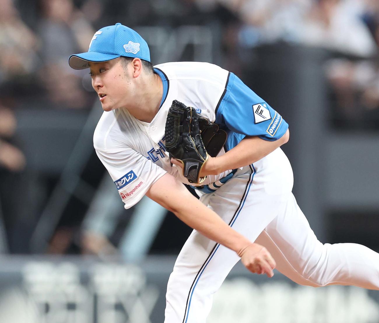 日本ハム対楽天　6回途中登板の斎藤（撮影・黒川智章）