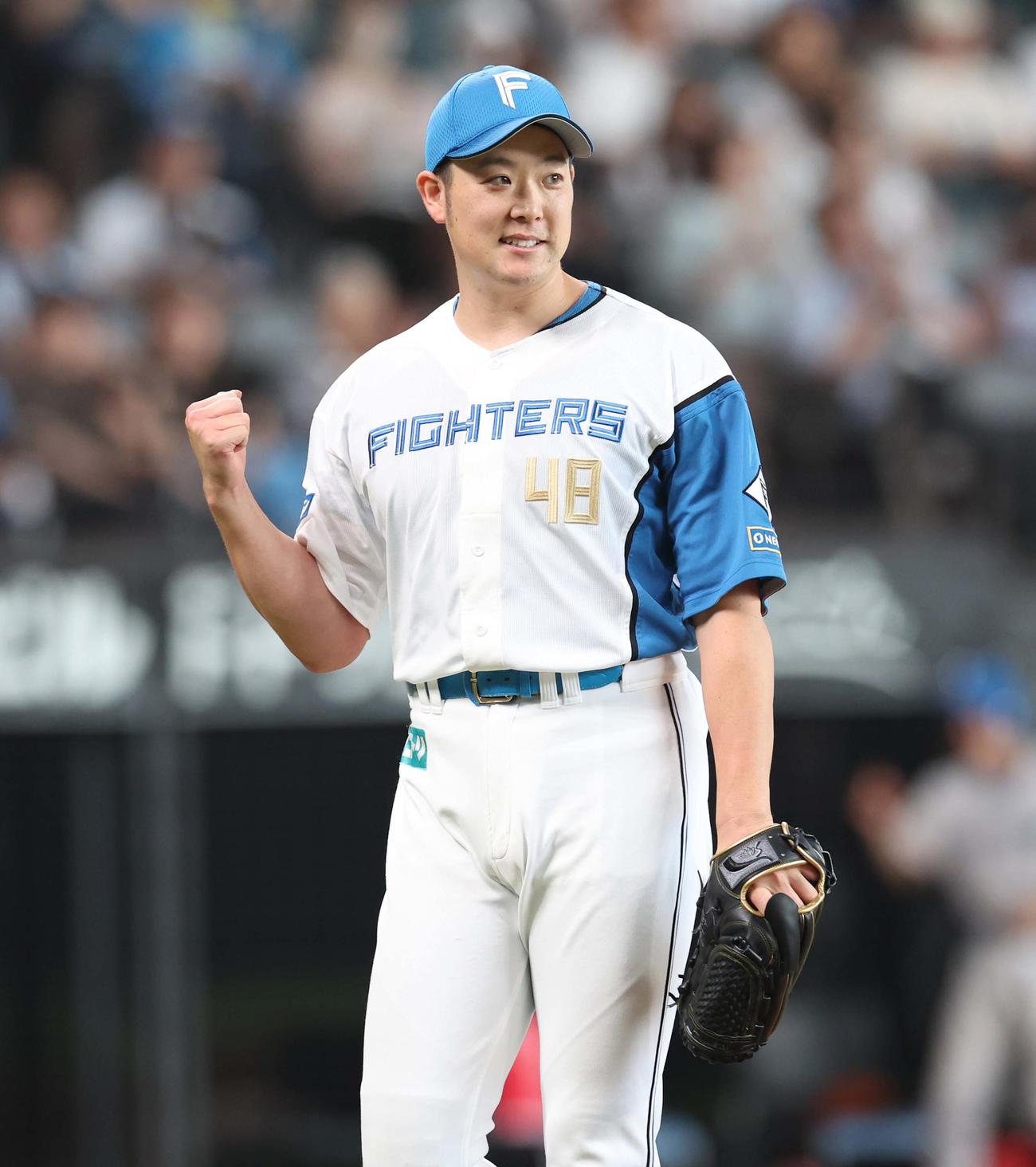 日本ハム対楽天　6回表楽天2死一、三塁、ボイトを三ゴロにとりガッツポーズの斎藤（撮影・黒川智章）