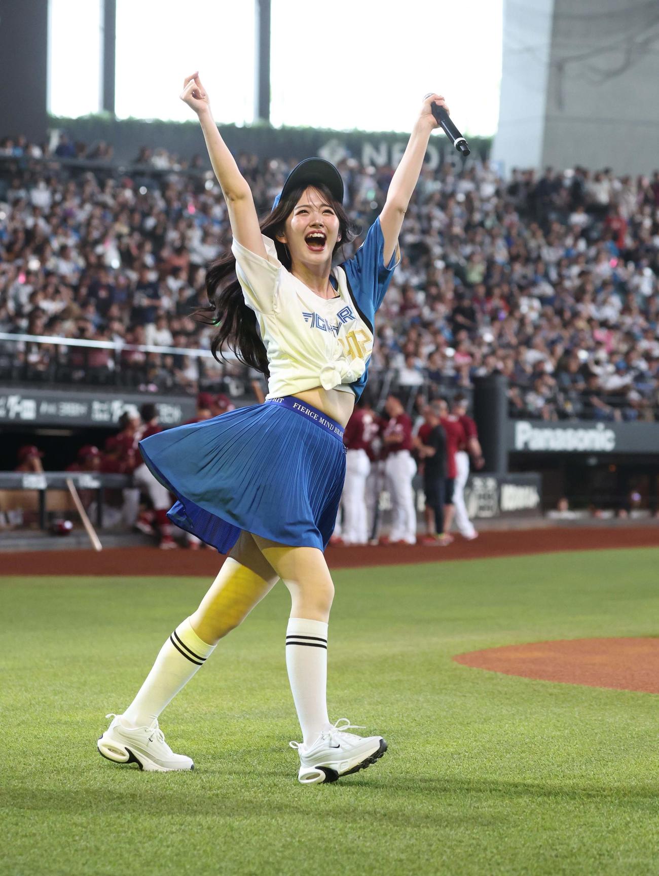 日本ハム対楽天　試合前にミニライブをする鈴木愛理（撮影・黒川智章）
