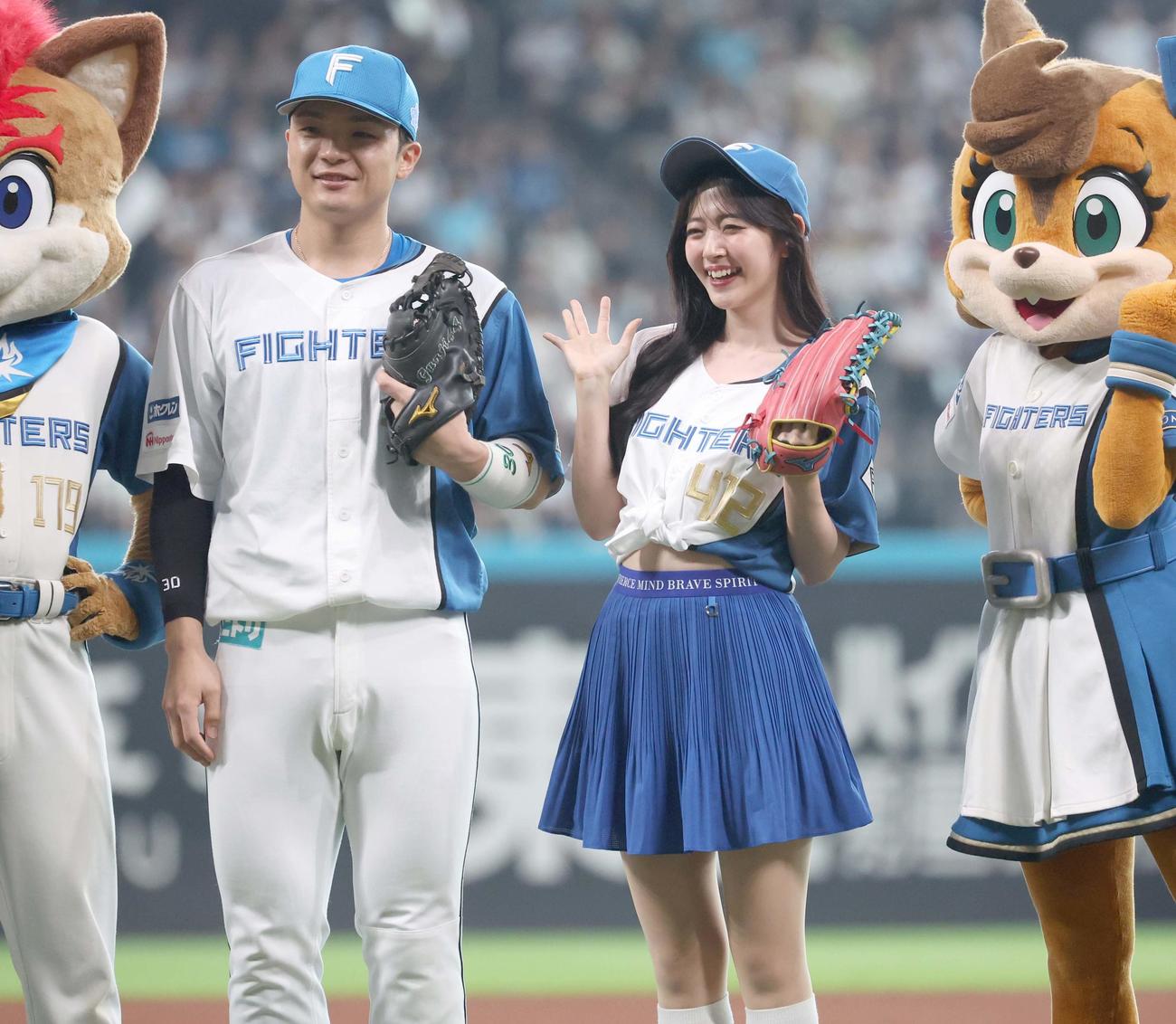 日本ハム対楽天　郡司と記念撮影する鈴木愛理（撮影・黒川智章）