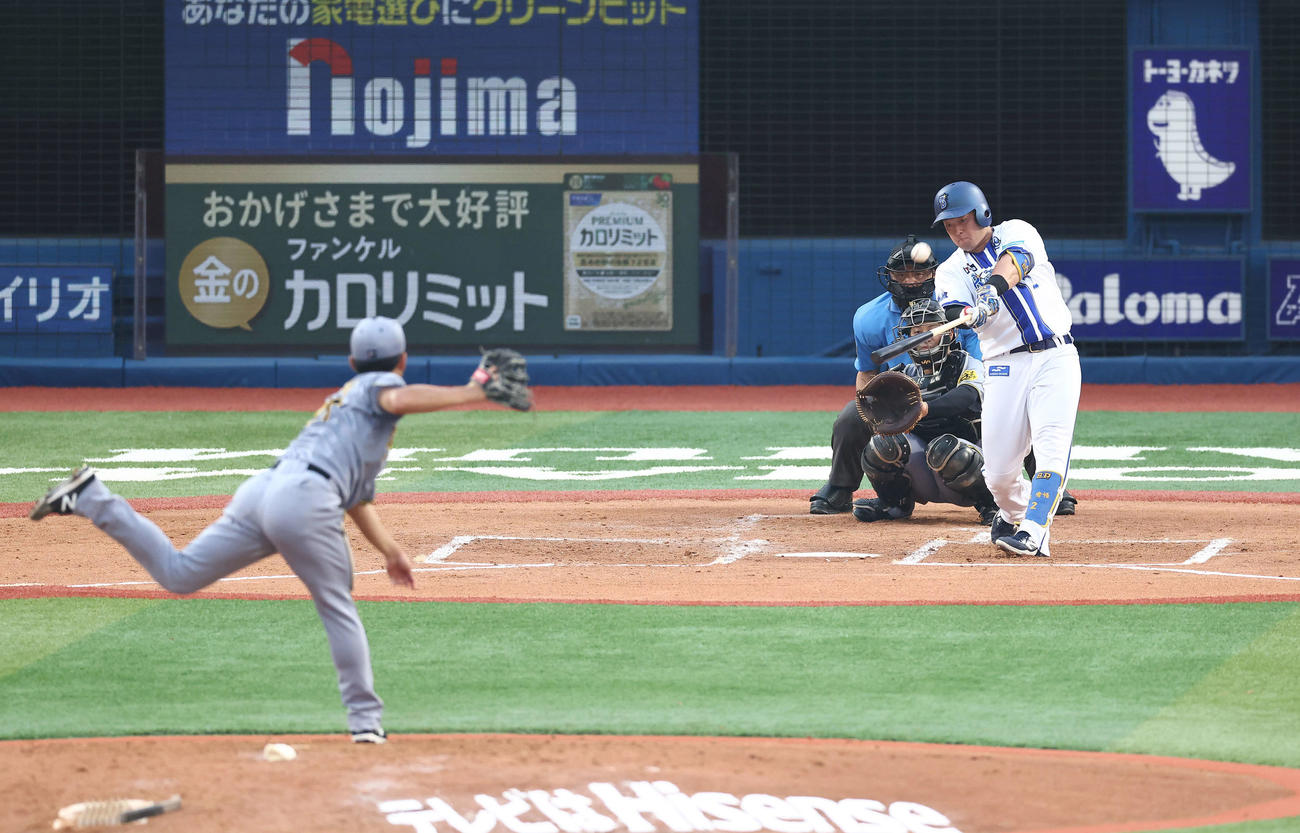 DeNA対阪神　2回裏DeNA無死、左越えソロ本塁打を放つ牧。投手伊藤将（撮影・河田真司）