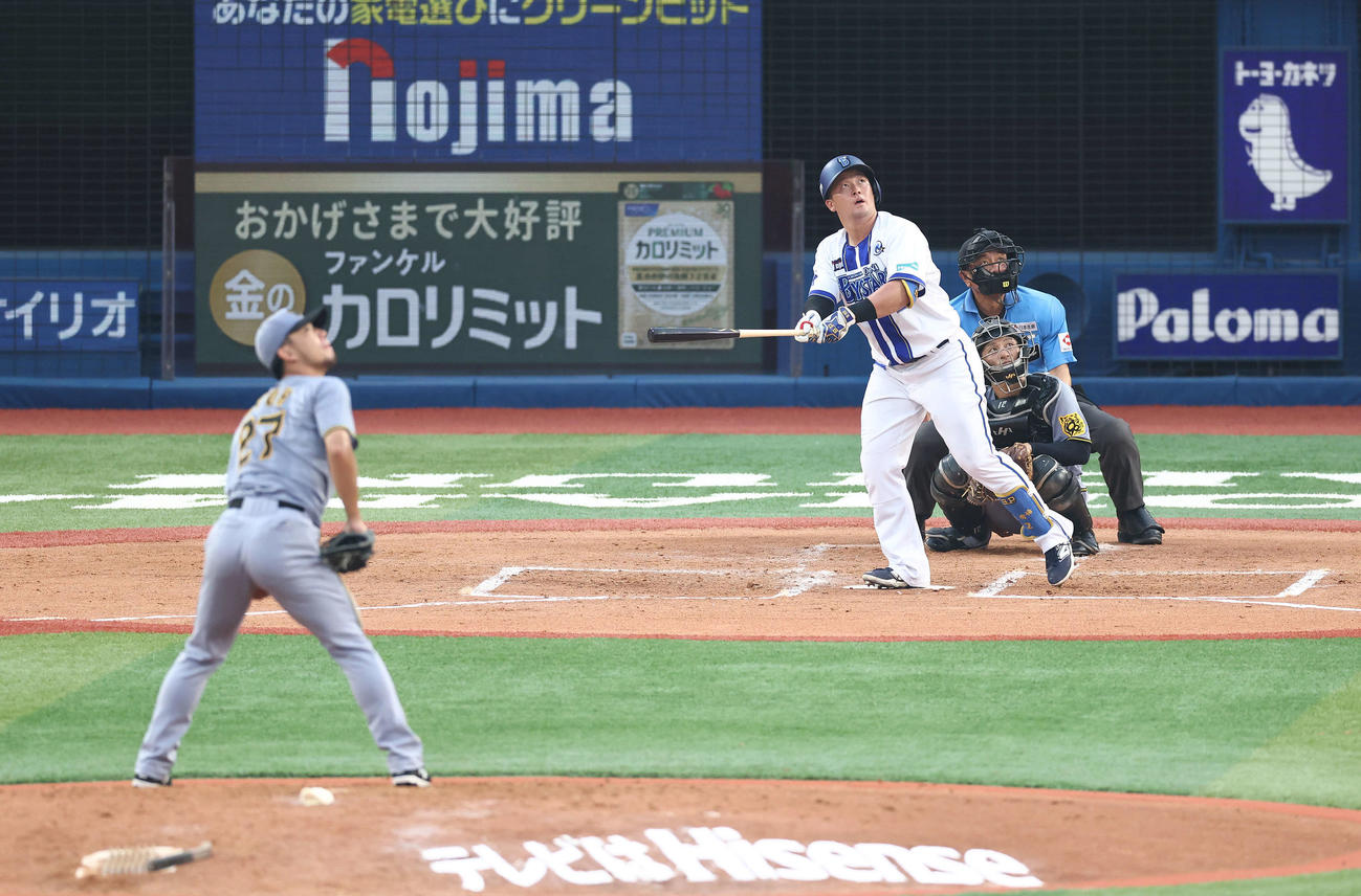 DeNA対阪神　2回裏DeNA無死、左越えソロ本塁打を放つ牧。投手伊藤将（撮影・河田真司）
