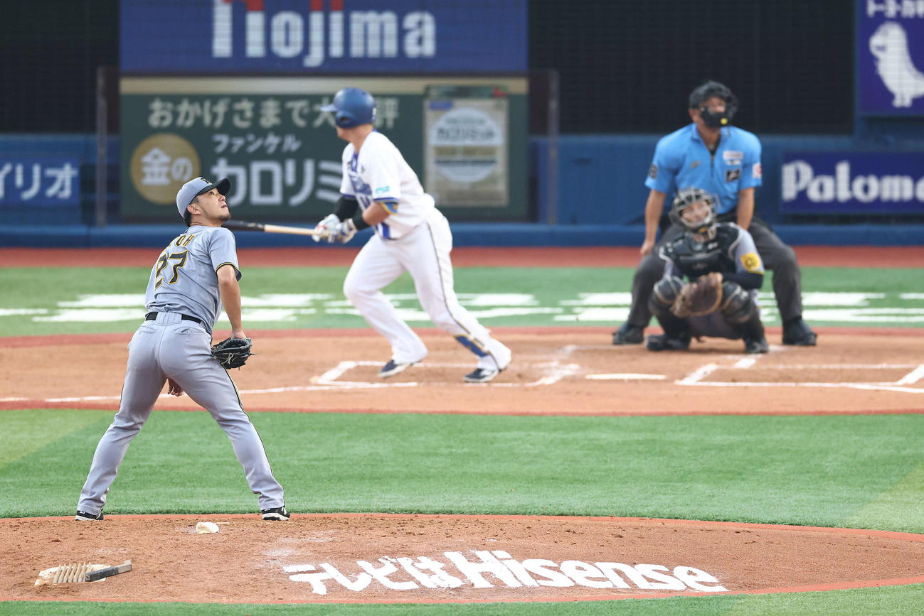 DeNA対阪神　2回裏DeNA無死、牧に左越えソロ本塁打を浴びる伊藤将（撮影・河田真司）