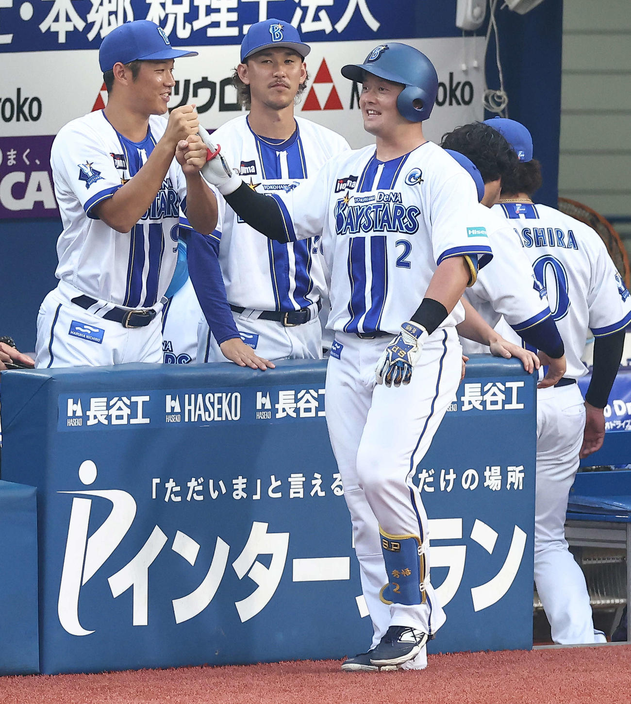 DeNA対阪神　2回裏DeNA無死、左越えソロ本塁打で生還し、チームメートに迎えられる牧（撮影・河田真司）