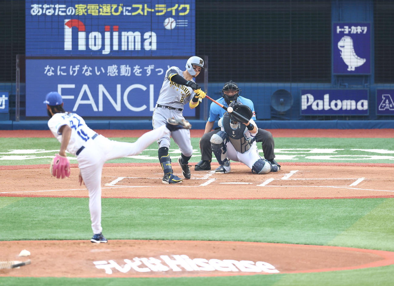 DeNA対阪神　1回表阪神1死、ソロ本塁打を放つ佐藤輝。投手ジャクソン（撮影・河田真司）