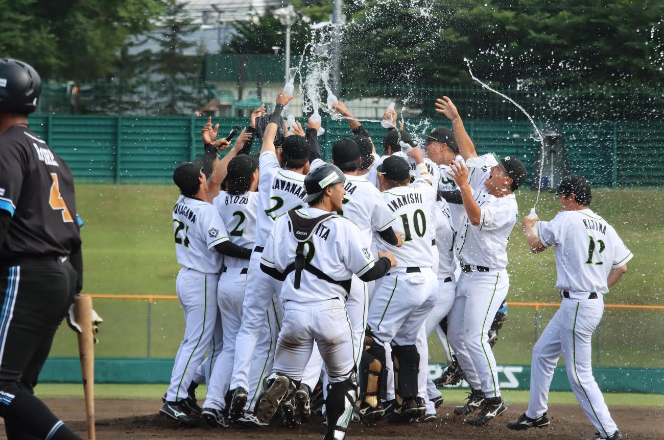 勝利が決まった瞬間、マウンドに集まって喜ぶJR北海道クラブナイン（撮影・保坂果那）