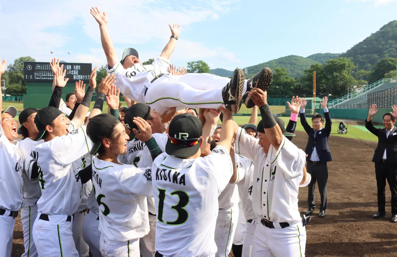 5年ぶり本大会出場を決めたJR北海道クラブの乙須監督（中央）は選手らに胴上げされる（撮影・保坂果那）