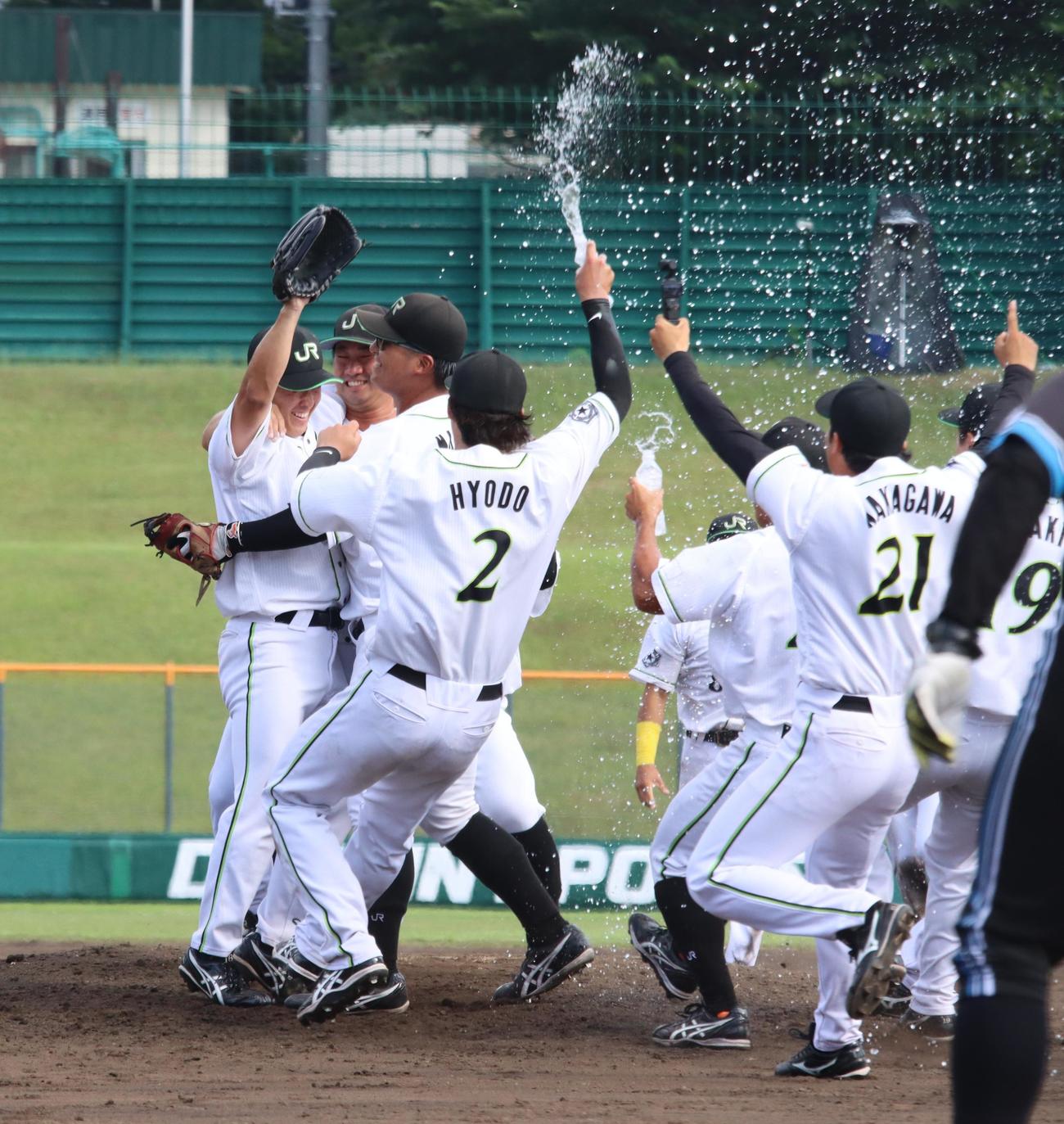 勝利が決まった瞬間、マウンドに集まって喜ぶJR北海道クラブナイン（撮影・保坂果那）