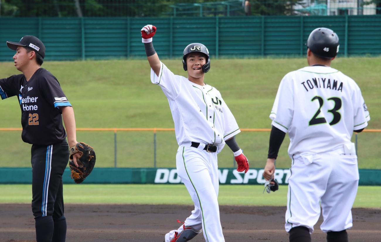 1回に先制の2点適時打を放ってガッツポーズするJR北海道クラブの石川（中央）（撮影・保坂果那）