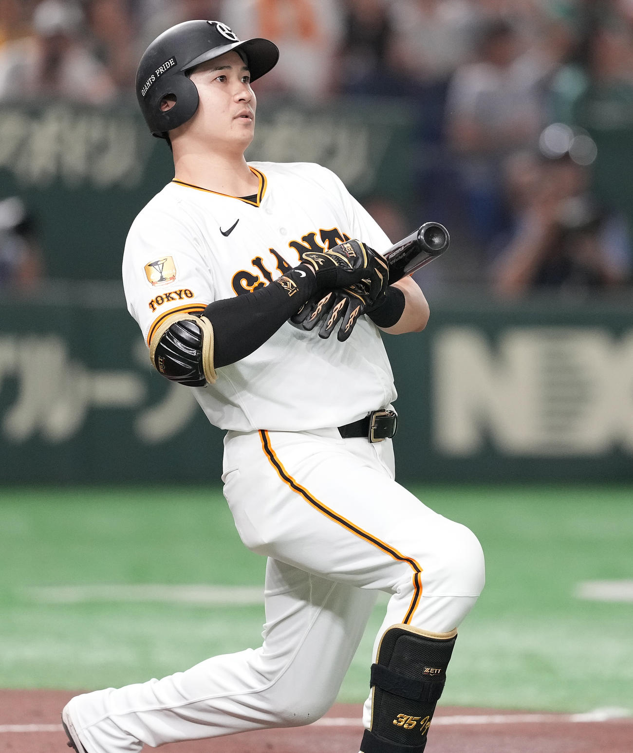 巨人対広島　3回裏巨人2死二塁、空振り三振に倒れる泉口（撮影・鈴木みどり）