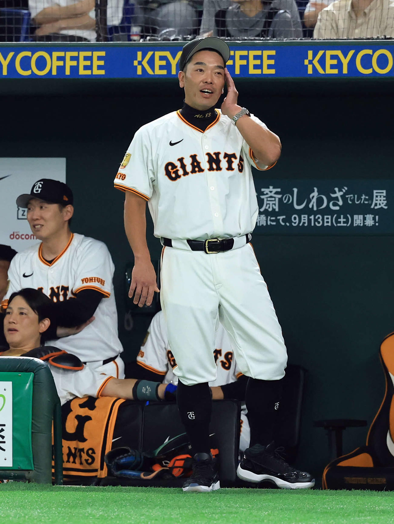 巨人対広島　3回裏巨人2死二、三塁、泉口が三振を取られ、何か言いたそうに汗をぬぐう阿部監督（撮影・浅見桂子）