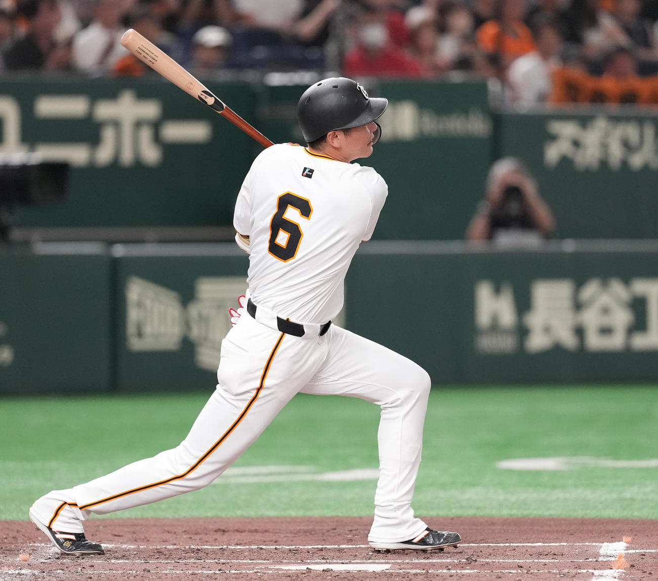 巨人対広島　4回裏巨人2死、右前打を放つ坂本（撮影・鈴木みどり）