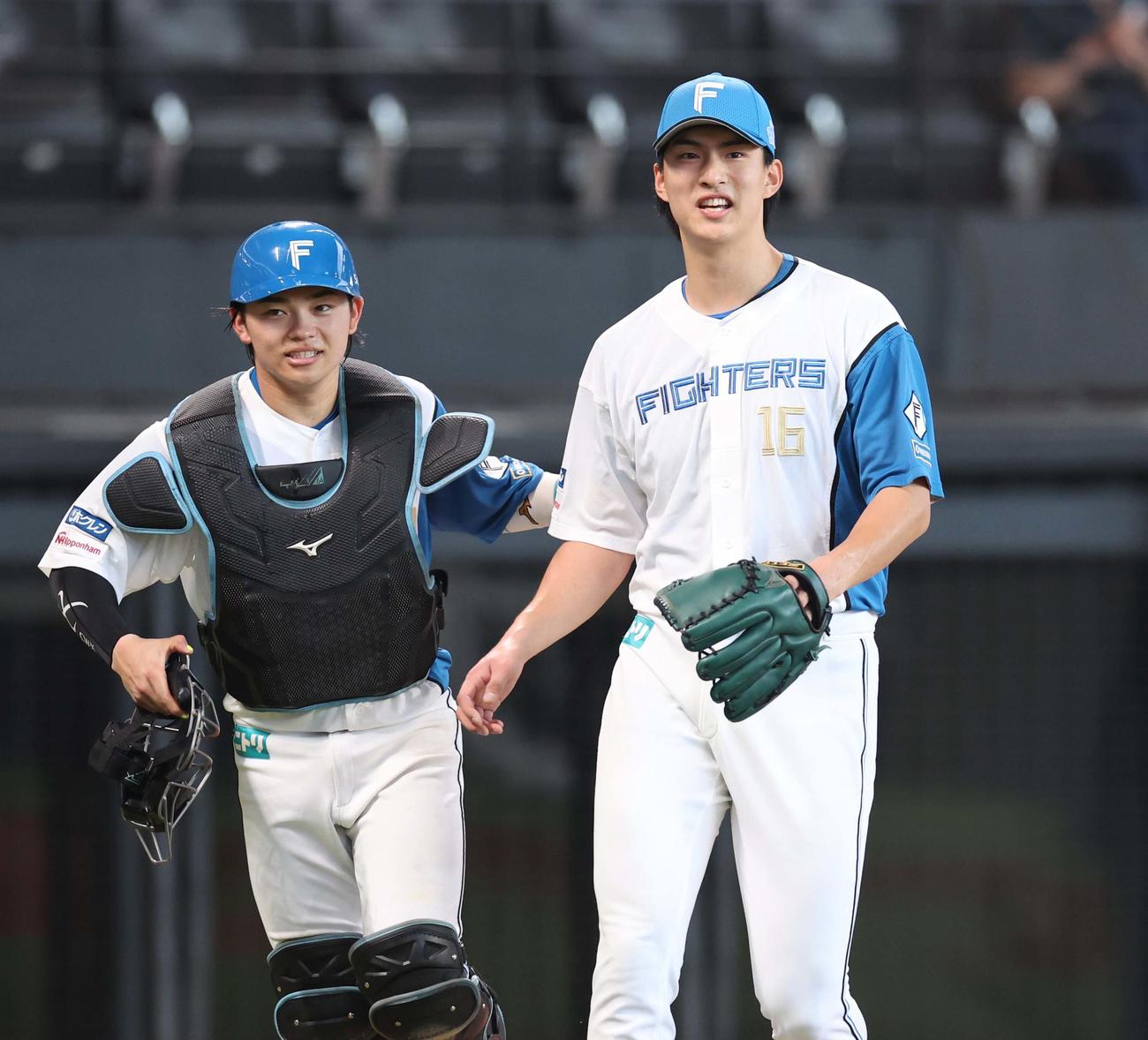 日本ハム対楽天　5回表楽天2死三塁、黒川を捕邪飛にとりホッとした表情の達。左は田宮（撮影・黒川智章）