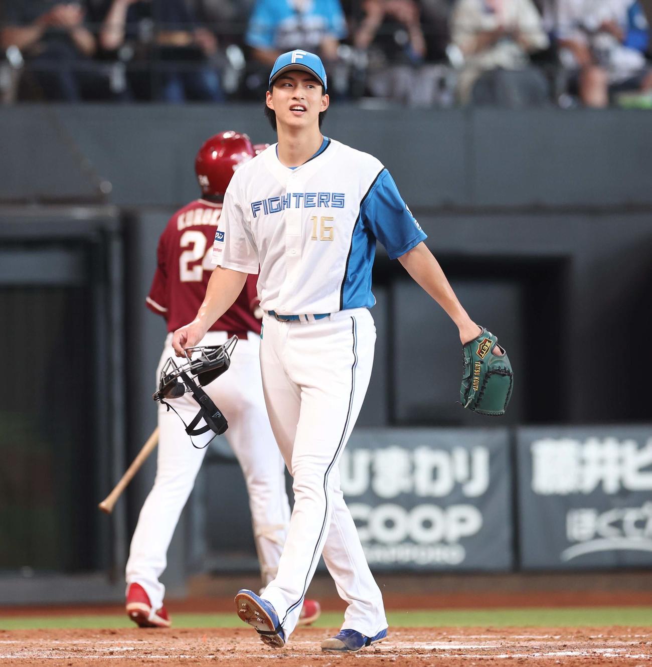 日本ハム対楽天　5回表楽天2死三塁、黒川を捕邪飛にとりホッとした表情の達（撮影・黒川智章）
