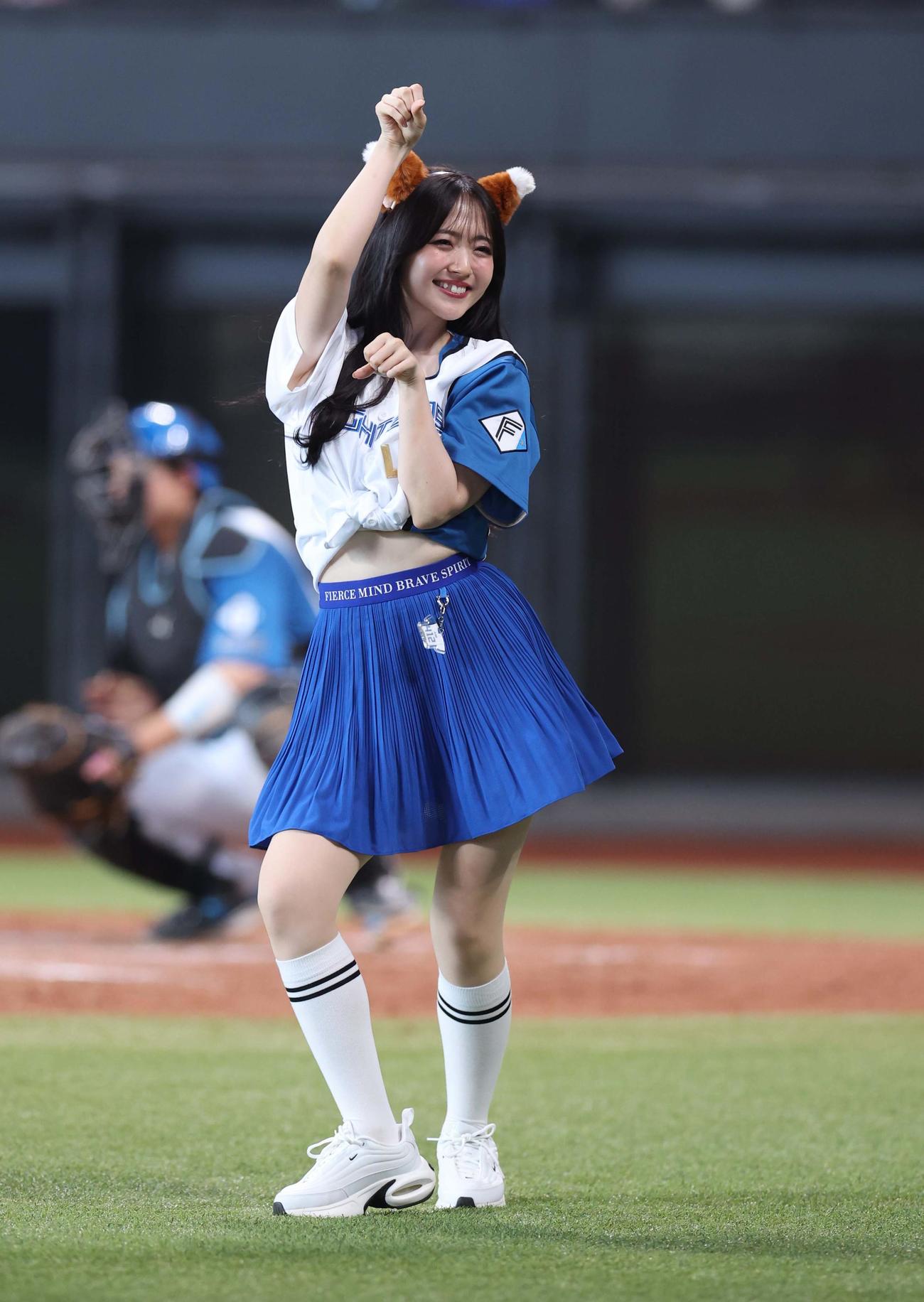 日本ハム対楽天　きつねダンスを踊る鈴木愛理（撮影・黒川智章）