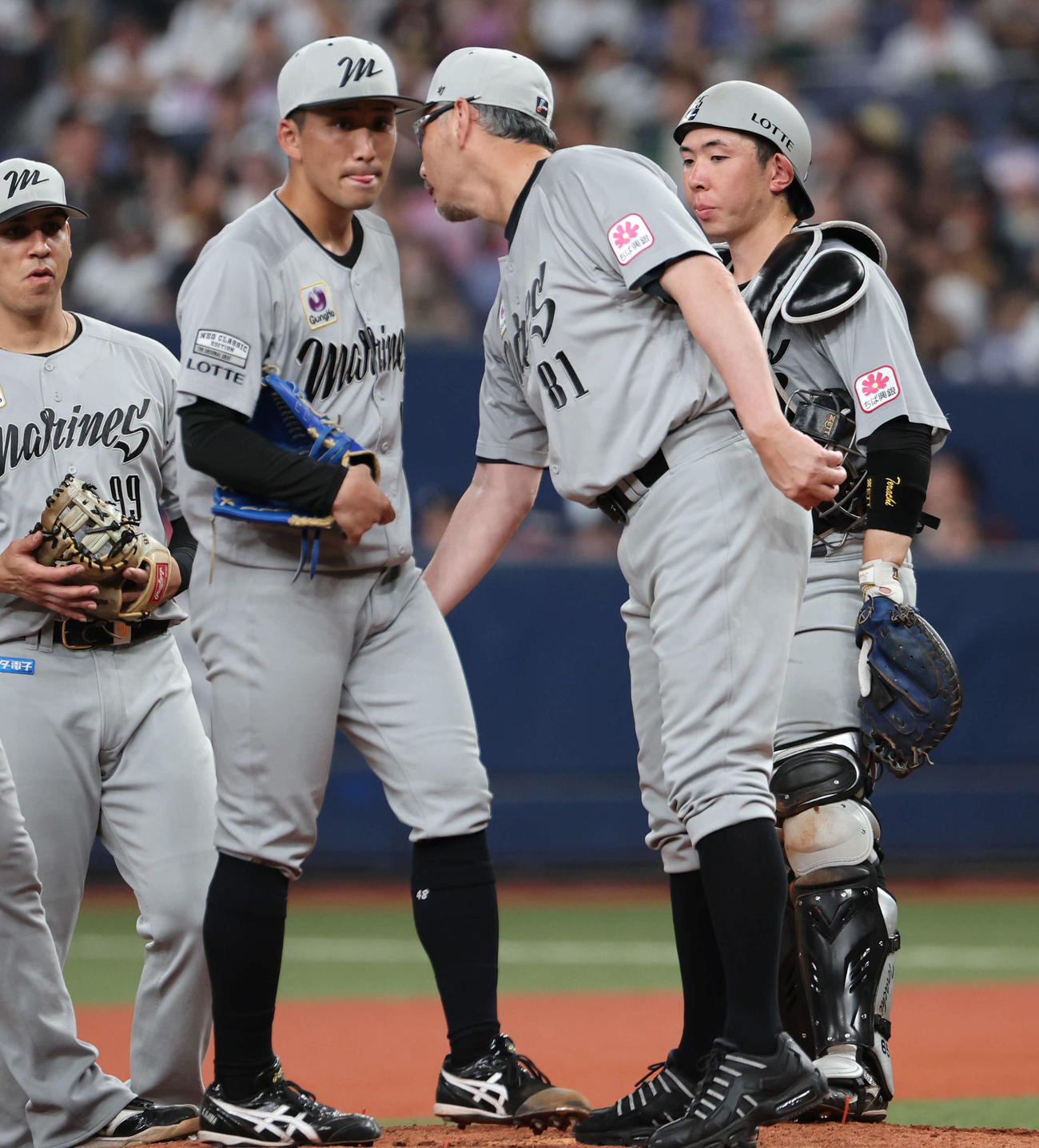オリックス対ロッテ　5回裏オリックス2死一、二塁、ロッテ先発の小島（左）が四球を出したところで吉井監督がマウンドに言って交代を告げる（撮影・西尾就之）