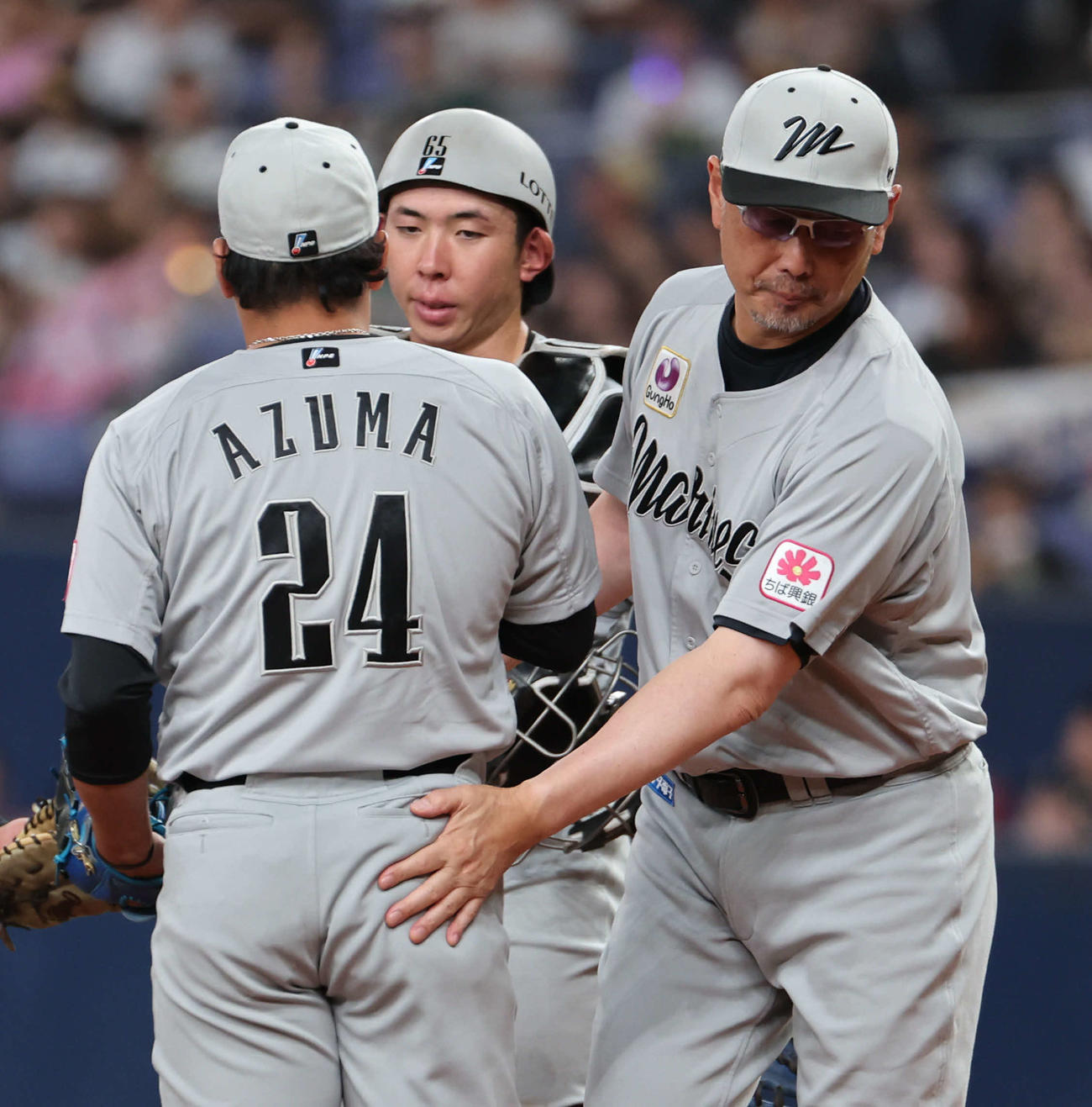オリックス対ロッテ　5回裏オリックス2死一、二塁、ロッテ先発の小島が四球を出したところで吉井監督がマウンドに行き交代を告げ、2番手の東妻を激励してベンチに戻る（撮影・西尾就之）